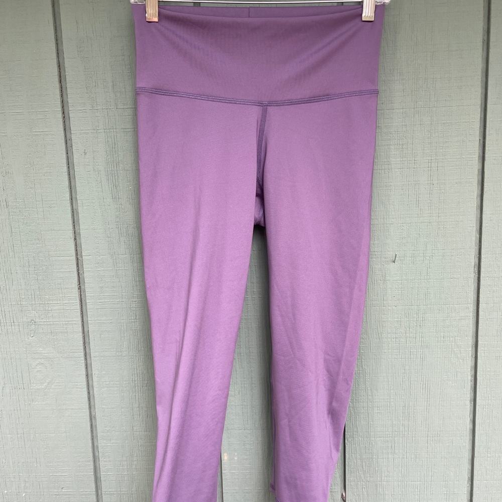 Super Soft Athleisure/Workout/Yoga Leggings Capri Style - Size Small